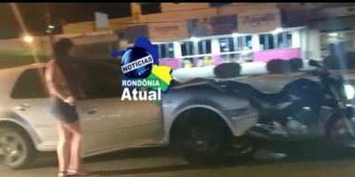 Carro arrasta motocicleta com ocupantes após colisão em Ji-Paraná; veja o vídeo