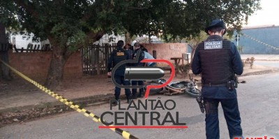 Mulher é morta a tiros e homem é baleado por dupla em motocicleta em Ji-Paraná