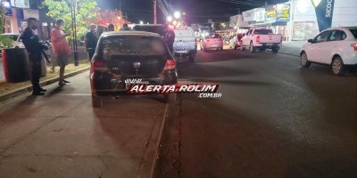 Veículo de aplicativo colide em caminhonete no centro da cidade de Rolim de Moura