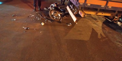 No terceiro acidente do dia, mulher bate moto em carroceria de caminhão em Rolim de Moura
