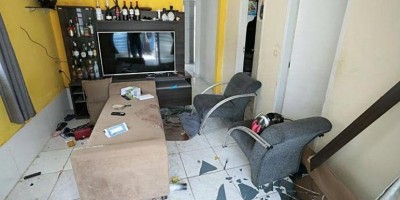 Filho chega em casa de madrugada e agride mãe por não ter comida pronta