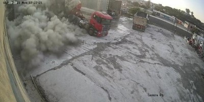 Carreta carregada de cimento explode em galpão em Minas Gerais; veja o vídeo
