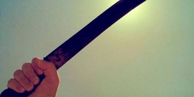 Homem de 48 anos é preso após tentar atacar rapazes com facão