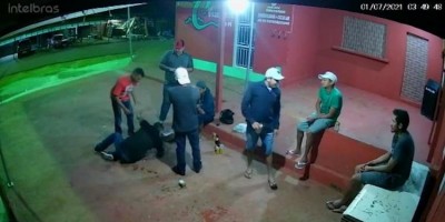 Durante bebedeira, homem é espancado em bar por criminoso e ninguém fez nada