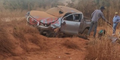 Motorista perde controle e capota picape na zona rural de Cerejeiras; duas pessoas...