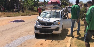 Mulher morre em grave acidente entre moto e carro em Jaru