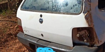 Carro é abandonado com palavrão escrito no vidro traseiro após capotar no setor...