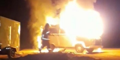 Rolim de Moura: Kombi de feirante fica completamente destruída após pegar fogo no meio...