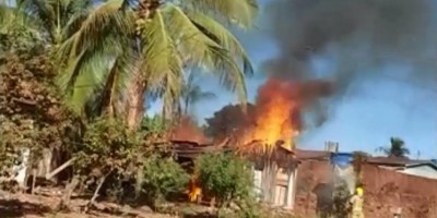 Casa de madeira é destruída por incêndio e moradora perde todos seus pertences em...