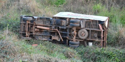 Uma pessoa fica gravemente ferida após caminhão tombar em ribanceira às margens da...