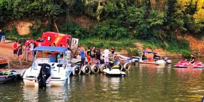 Colisão entre jet skis deixa jovens com múltiplas fraturas e cortes profundos nas...