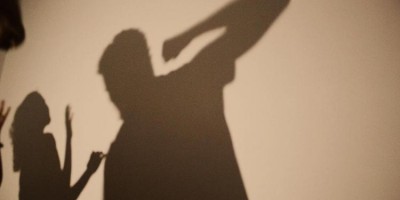 Mulher avança no marido com faca na mão após levar soco no rosto