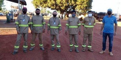 Equipe de eletricistas da Secretaria de Obras de Rolim de Moura recebe uniforme antichamas