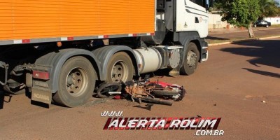 Homem salta de moto para não ser atingido por carreta que cruzou via preferencial em...