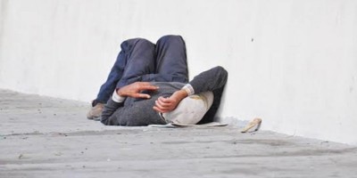 Morador de rua é atacado a golpes de facão enquanto dormia em calçada