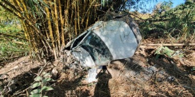 Veículo fica completamente destruído após capotar em curva na BR-364