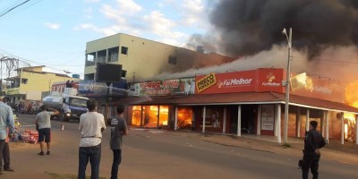 Incêndio em Colorado atinge farmácia e loja agropecuária; veja os vídeos