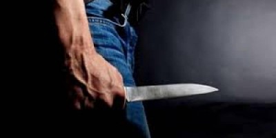 Em discussão por causa de celular furtado, homem tenta esfaquear companheiro de quarto...