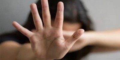 Mulher é surrada pelo marido após sair para beber com os filhos