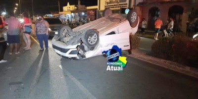 Ji-Paraná: Carro capota após condutora colidir contra veículo estacionado