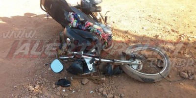 Passageira de moto sofre graves lesões após colisão com caminhão em Rolim de Moura