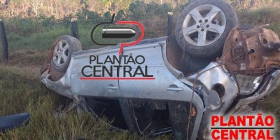 Carro capota em grave acidente em distrito de Ji-Paraná