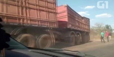 Carreta de milho tomba na BR-364 e causa congestionamento em Cacoal