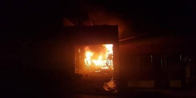 Jovem é agredida e tem residência incendiada pela vizinha em Porto Velho