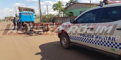 Condutora de moto é socorrida pelos bombeiros após colidir na traseira de caminhão em...