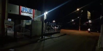 Mulher é esfaqueada pela vizinha após discussão na frente de casa
