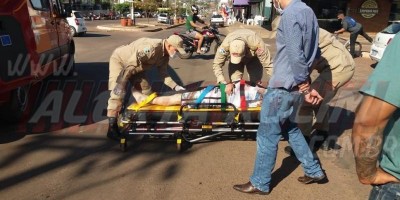 Motociclista é socorrido com suspeita de fratura após colisão contra caminhonete em...