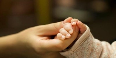Bebê é hospitalizado ao cair do colo da mãe que agredia namorado de 81 anos