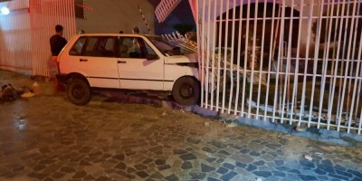 Motorista completamente embriagado perde o controle do veículo e bate contra muro de...
