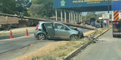 Motorista colide carro contra poste próximo a posto da PRF em Ji-Paraná