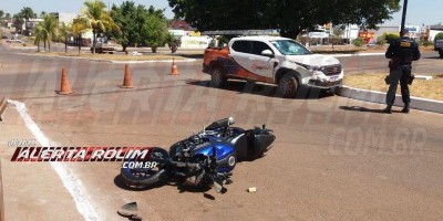 Acidente entre carro e moto foi registrado no centro de Rolim de Moura