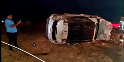 Veículo fica completamente destruído após capotamento na BR-364 em Jaru