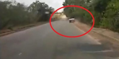 Motorista filma picape andando em zigue-zague e capotando na BR-435, entre Colorado e...