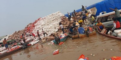 Balsa carregada de alimentos tomba no rio Madeira e população saqueia carga