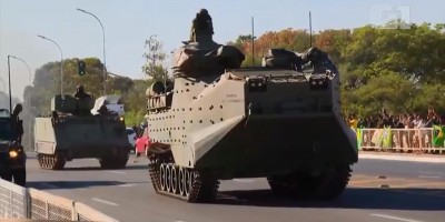 Marinha desfila com blindados e outros veículos militares em frente ao Palácio do...