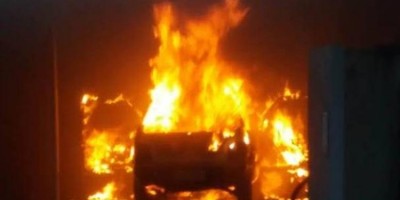 Automóvel é incendiado na garagem de residência