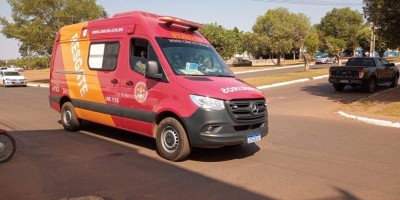 Ciclista tem braço fraturado após ser atingida por caminhonete em Rolim de Moura