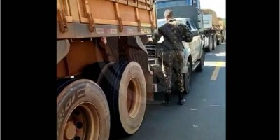 Engavetamento envolvendo caminhões e picape do Exército congestiona trecho da BR-364