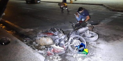 Após colisão, duas motocicletas pegam fogo e ficam completamente destruídas em...