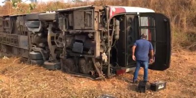 Ônibus tomba e deixa 15 passageiros feridos na BR-364 em Porto Velho; veja os vídeos