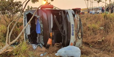 Passageiros de ônibus que tombou na BR-364 em Porto Velho tiveram exposição de crânio...