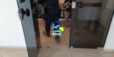 Mulher atira contra comparsa por desistir de ajudá-la a atear fogo na casa do ex-marido...