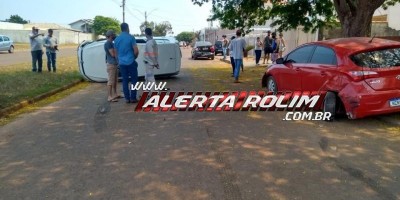 Veja o vídeo: Veículo tomba na via após condutor desviar de moto e bate em carro...