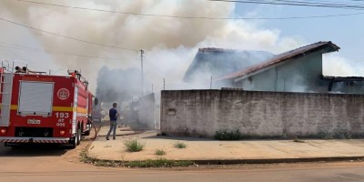 Curto-circuito em carro causa incêndio que destruiu três motocicletas e uma casa, em...