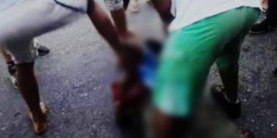 Vítima reage roubo em barbearia e bandidos são surrados pela população