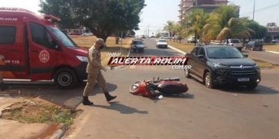 Condutora de motocicleta fica ferida após carro invadir preferencial e causar acidente...